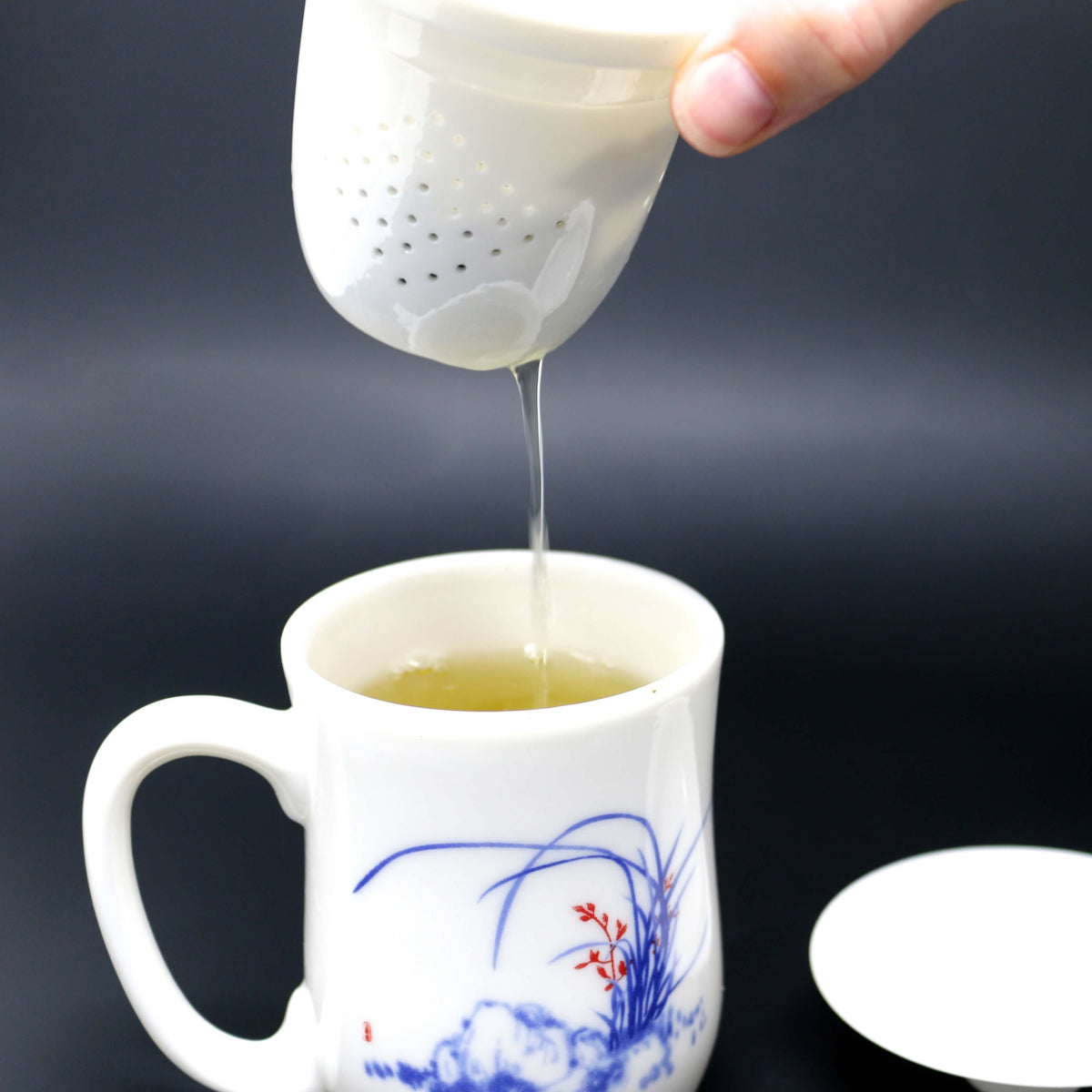 http://shenblossom.com/cdn/shop/files/Jade-Porcelain-Tea-Infuser_IMG_9136-sized_1200x1200.jpg?v=1695062393